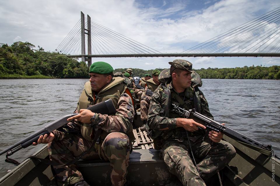 Soldados do Exército Brasileiro e da Legião Estrangeira Francesa em ...