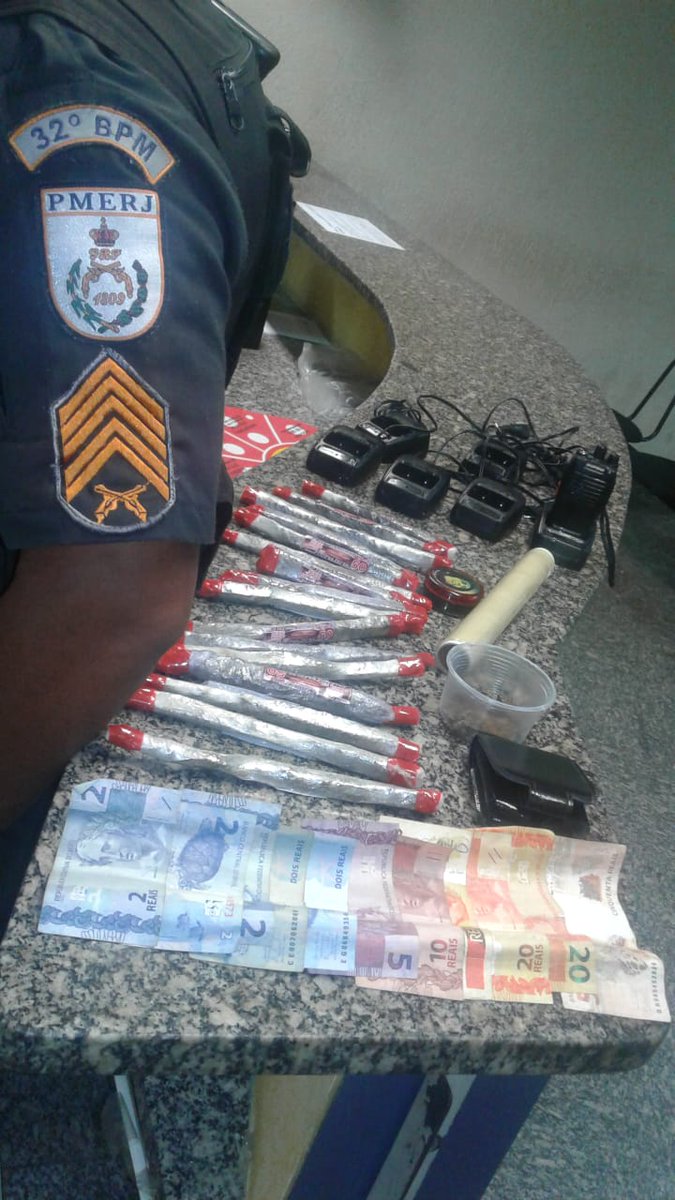 Em uma ação no bairro Aeroporto, em Macaé, policiais do 32BPM prenderam mais um traficante da região dos lagos e apreenderam material entorpecente e para embalagem de droga e rádio comunicador . PMERJ   