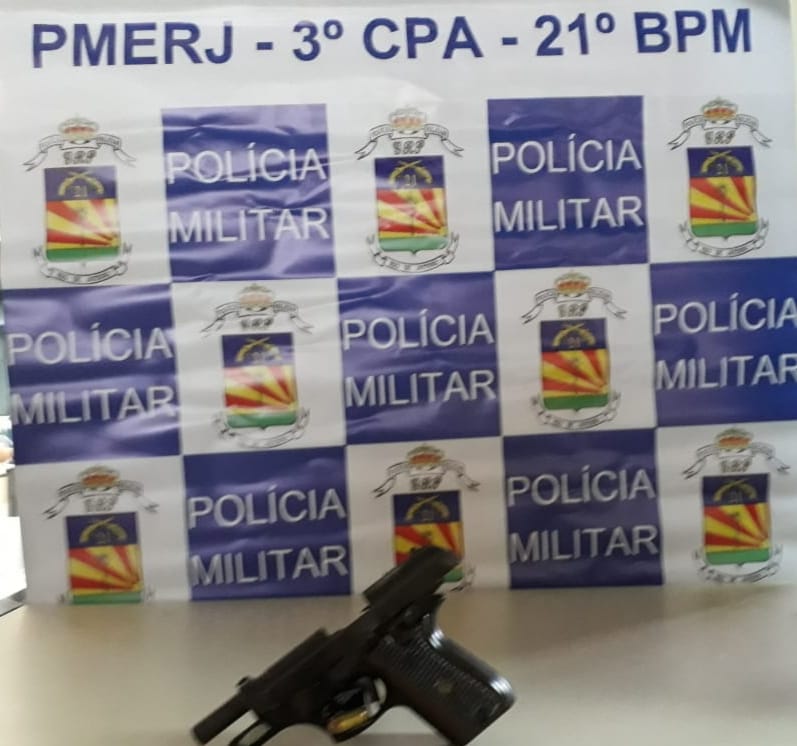 Police officers of the  21BPM Intelligence Service arrested two gunmen armed with a pistol in the Rua Estrela Dalva, Parque Novo Rio. The two are suspected of belonging to a community-owned crime thief gang in São João de Meriti. #PMERJ