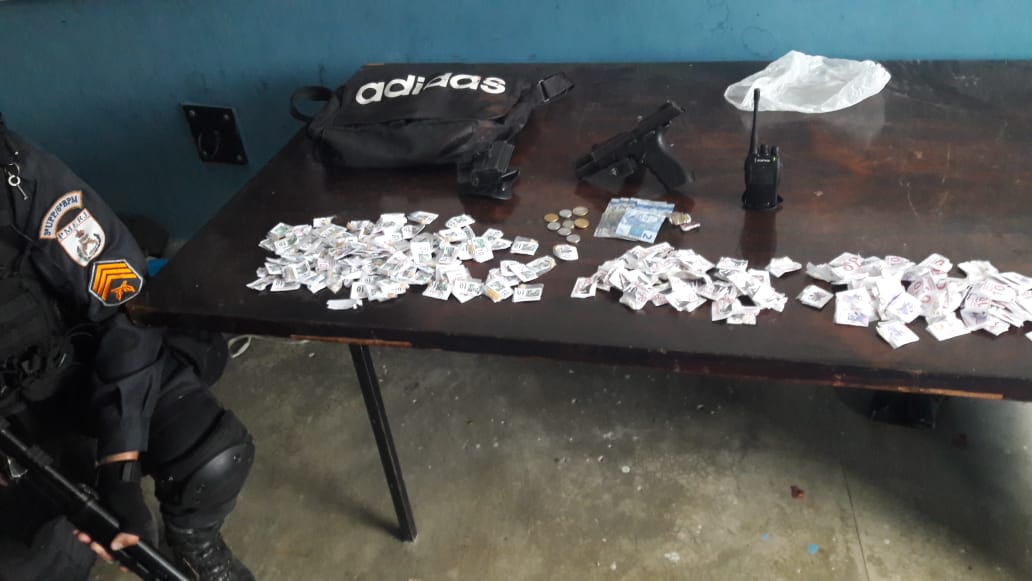 Um traficante foi ferido e socorrido, no Hospital do Andaraí, após confrontar policiais da UPPAndaraí. Com o criminoso, os policiais apreenderam uma pistola .9mm e diversas drogas. A ocorrência foi encaminhada à 20ª DP. PMERJ   