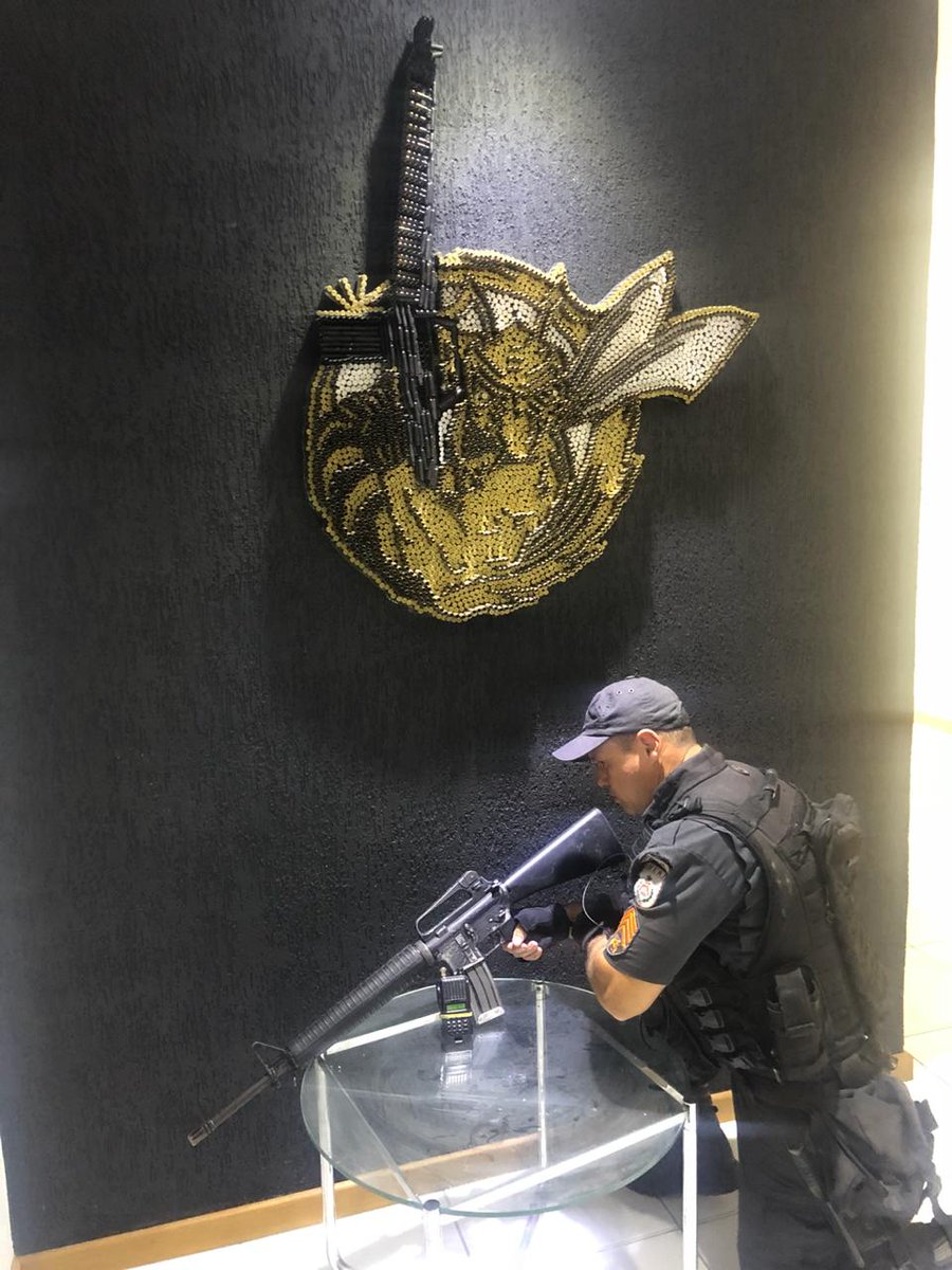 On Saturday night (09/22), # 41BPM officers were attacked by heavily armed criminals during an action in the community of Quitanda - Complexo da Pedreira. After intense confrontation, our military managed to seize a #Fuzil cal. 5.56. A criminal was injured.
