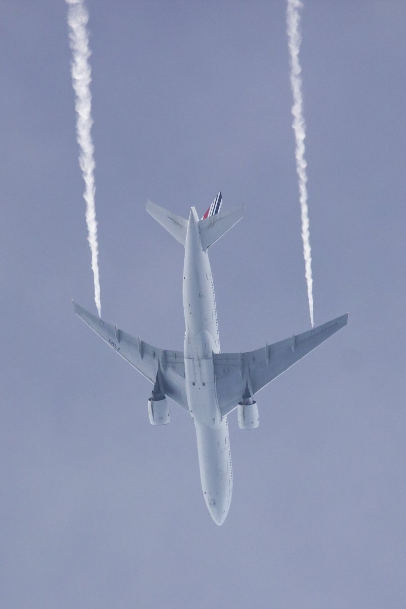 AF457 Air France B777-200 F-GSPS in emergency. The plane just landed safely at GIG. Picture taken about half an hour ago showing the plane dumping fuel.   