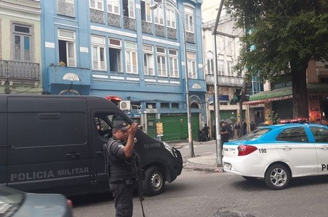 A man armed with a knife is holding five people hostage inside a bar in Lapa, Rio de Janeiro. The military and special police forces are trying to negotiate with the man. 