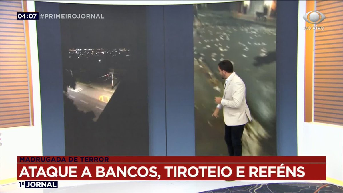 Residents of Criciúma, Santa Catarina, took the risk to collect money on the streets amid a shootout between criminals and police. Several banks in the city were targeted by armed bandits during the early hours of Tuesday