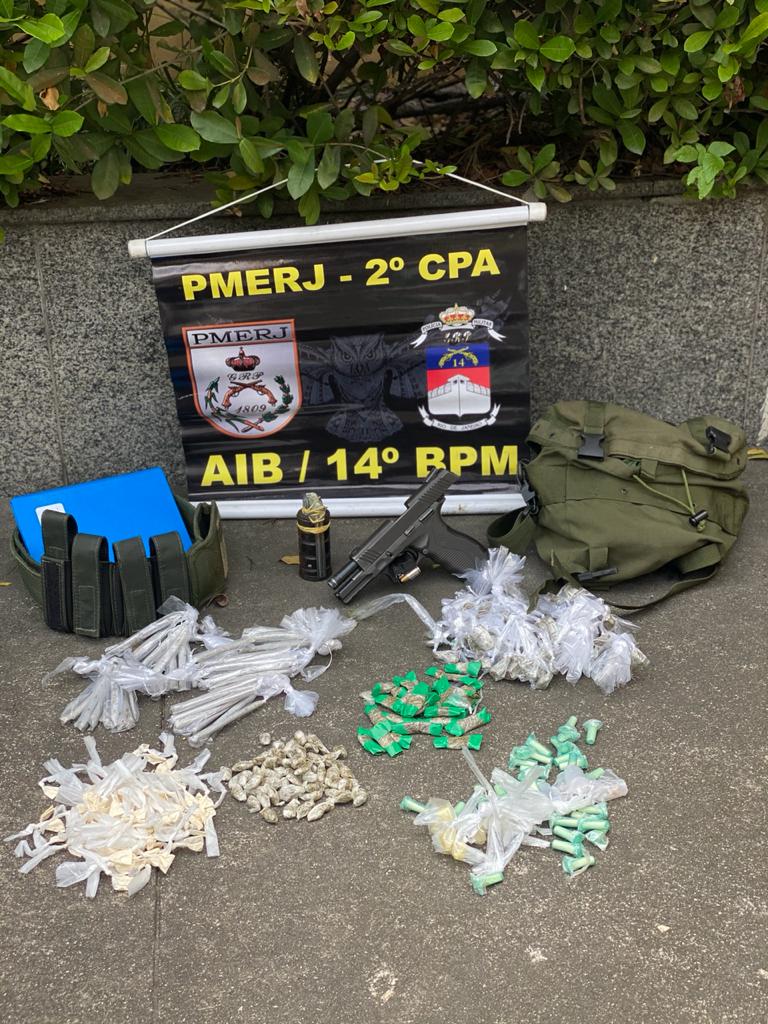 Drug dealer is arrested in 14BPM action on Estrada da Água Branca, in Realengo, surrounding the Fumacê Community. With him, the agents seized a .9mm pistol, a grenade, ammunition and narcotics. The incident was referred to the 35th DP