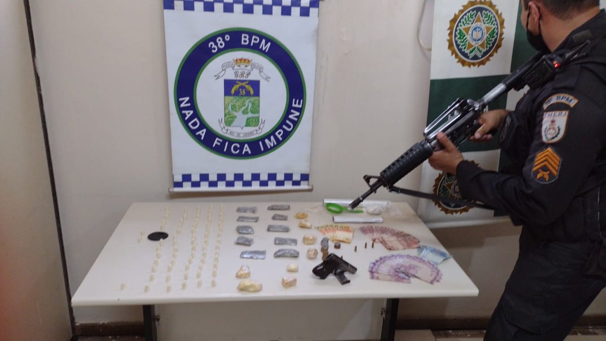 Interior Em Vila Isabel, município de Três Rios, policiais do 38BPM verificavam denúncia de tráfico de drogas, quando prenderam um criminoso com uma pistola 635 calibre .22 e apreenderam munições, cédulas de dinheiro e entorpecentes. Todo o material foi apresentado na 108ªDP
