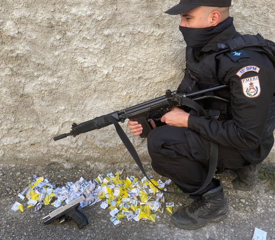 Policiais do 15BPM, na comunidade do Badu, em Duque de Caxias, após serem atacados, acabaram deixando um criminoso ferido, que foi socorrido, mas não resistiu. Com ele, uma pistola, 187 pinos de cocaína, 11 sacolés de maconha e um rádio transmissor foram apreendidos