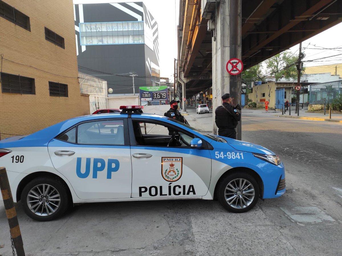 Policiais militares da UPPBarreiraTuiuti estão a postos na rua Bela, em São Cristóvão