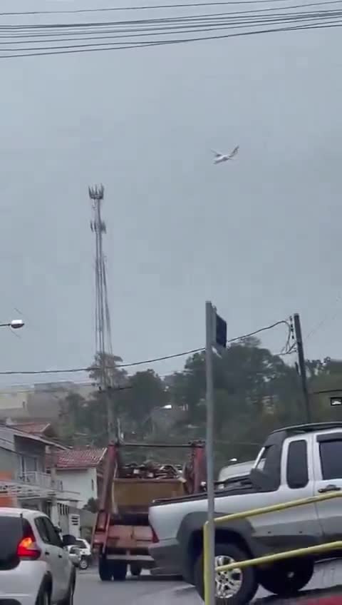 Voepass-Flug 2283, ein großes Passagierflugzeug, stürzt in Vinhedo, Brasilien ab