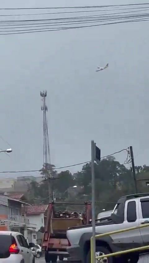 Voepass-Flug 2283, ein großes Passagierflugzeug, stürzt in Vinhedo, Brasilien ab