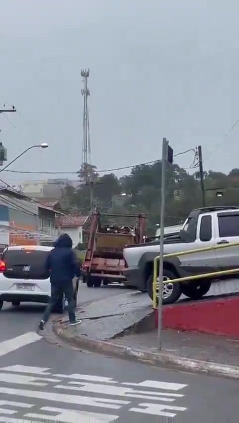 Voepass-Flug 2283, ein großes Passagierflugzeug, stürzt in Vinhedo, Brasilien ab