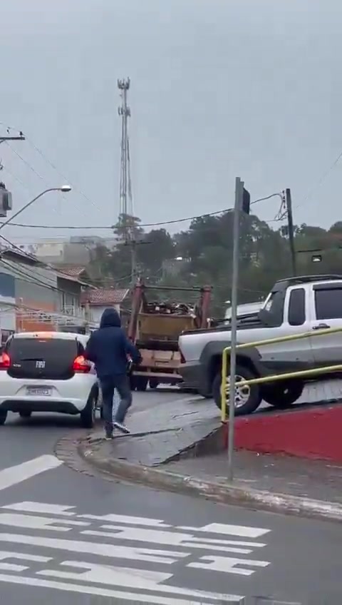 Voepass-Flug 2283, ein großes Passagierflugzeug, stürzt in Vinhedo, Brasilien ab