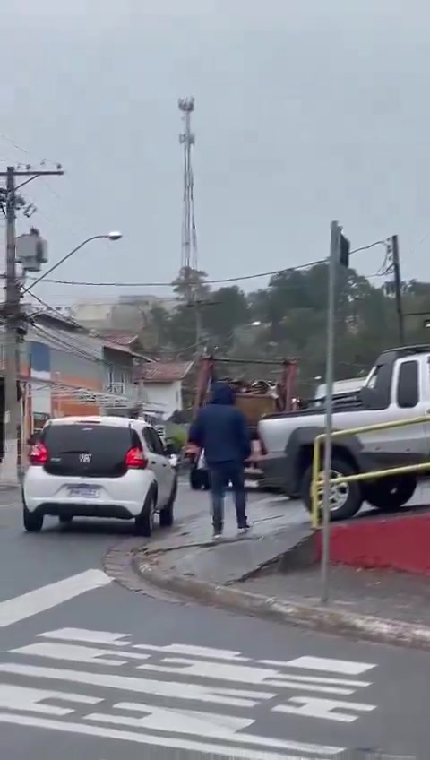 Voepass-Flug 2283, ein großes Passagierflugzeug, stürzt in Vinhedo, Brasilien ab