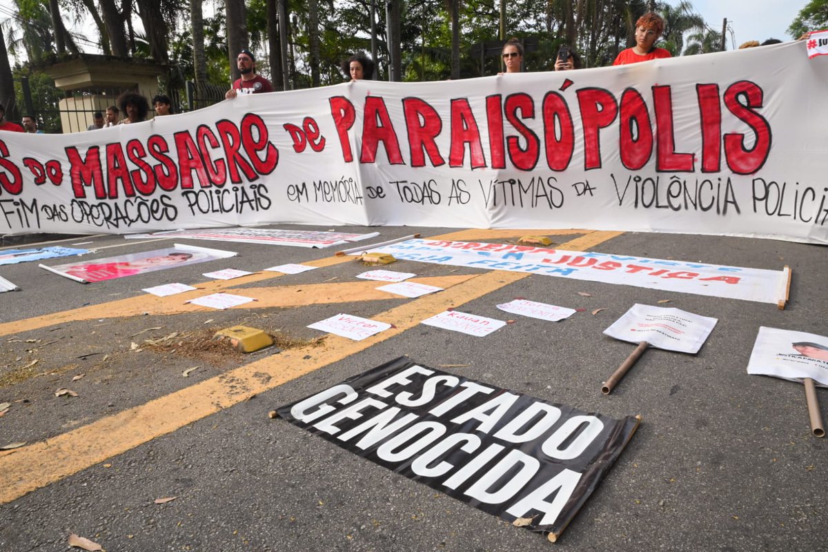 Les manifestants parlent et prononcent des slogans devant la barrière PM qui empêche l'accès au Palácio dos Bandeirantes